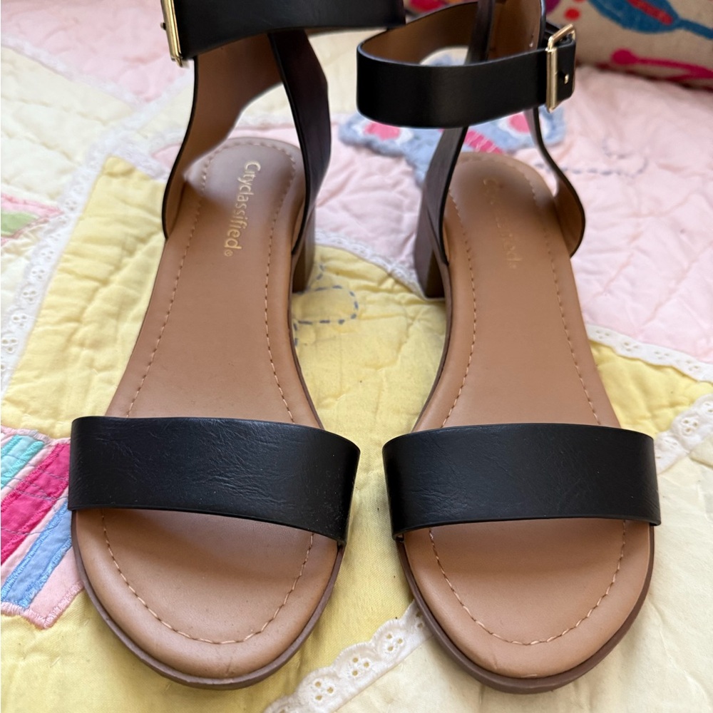 Cityclassified Black and Tan Sandals